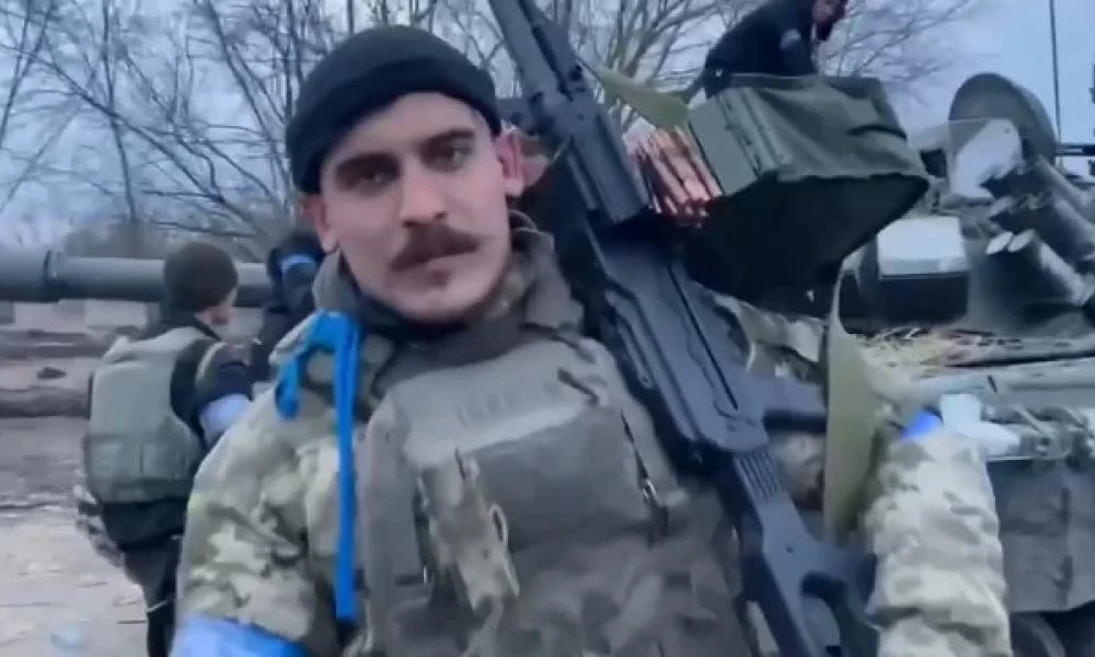 Αυτός είναι ο μυστακοφόρος μαχητής που ξαναχτυπά